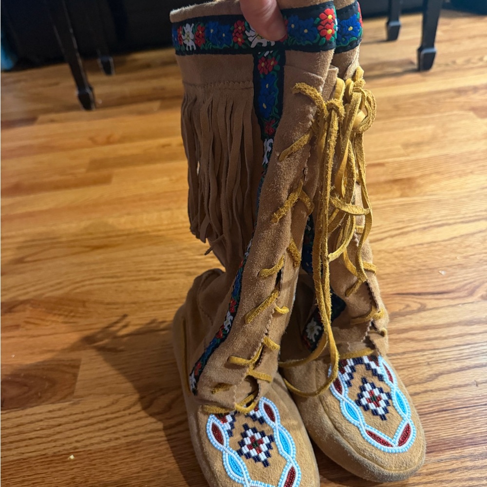 Limited-Edition Annie McKay Mukluk - Picture 2 of 12